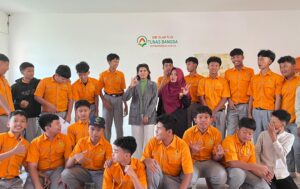 Bilingual Program with Native Speakers : Siswa SMP IPBS Tunas Bangsa Berani Berbicara dengan Penutur Asing