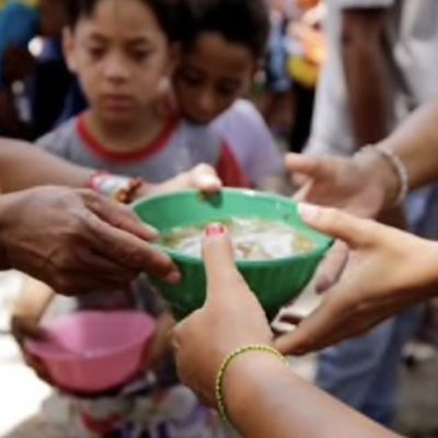 Bagi-bagi Nasi Kotak Hasil Donasi Jumat Berkah